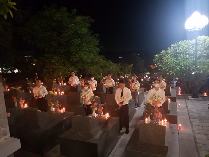 CLB Đầu tư và khởi nghiệp TP Cẩm Phả dâng hoa tại Nghĩa trang liệt sĩ thành phố, tháng 7/2022. (Ảnh CLB cung cấp)