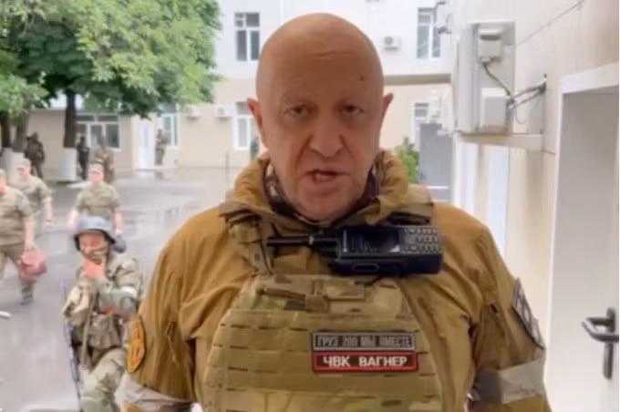 Trùm Wagner Yevgeny Prigozhin phát biểu tại sở chỉ huy Quân khu miền Nam ở tỉnh Rostov, Nga ngày 24/6. Ảnh: AFP