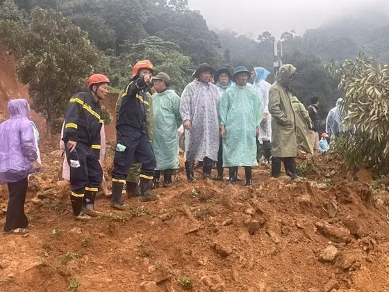 Lãnh đạo tỉnh Lâm Đồng trực tiếp có mặt tại hiện trường chỉ đạo tìm kiếm người mất tích.