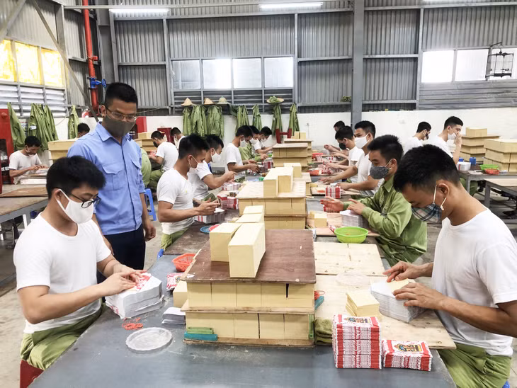 Học viên Cơ sở Cai nghiện ma túy tỉnh học nghề gấp tiền vàng mã. Ảnh: Minh Đức