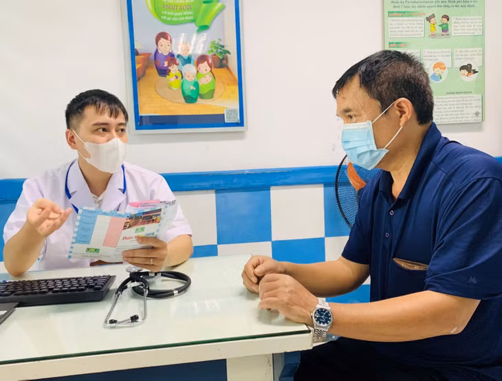 Bác sĩ Lê Văn Thắng tư vấn tiêm chủng cho người dân tại Phòng tiêm, Trung tâm Kiểm soát bệnh tật tỉnh Quảng Ninh.