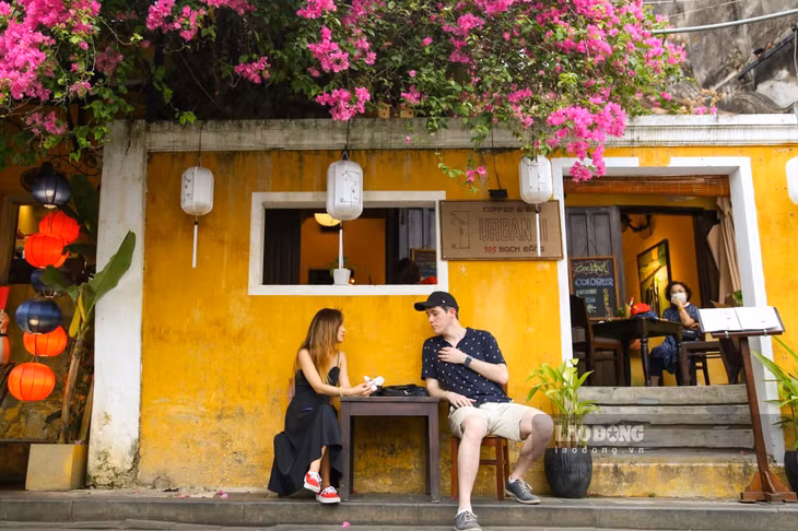 Khách du lịch tại một quán cà phê ở Hội An, Quảng Nam hồi tháng 4.2023. Ảnh: Văn Trực