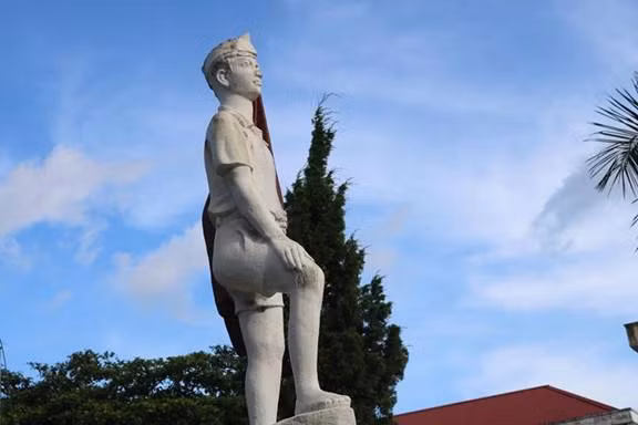 Bức tượng liệt sỹ Nguyễn Văn Thuộc dựng ở sân trường Trung học cơ sở Nguyễn Văn Thuộc, phường Hà Lầm, thành phố Hạ Long. Ảnh: Phong Cầm