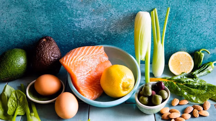 Các loại cá, trái bơ, trứng là thực phẩm phù hợp với chế độ ăn keto lười. Ảnh: Natureblendketo