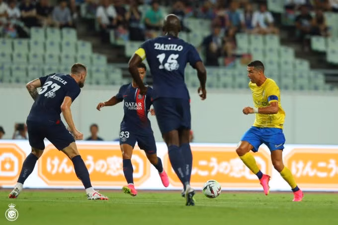 Ronaldo cầm bóng trước ba hậu vệ PSG trong trận giao hữu trên sân Nagai, Osaka ngày 25/7. Ảnh: Al Nassr