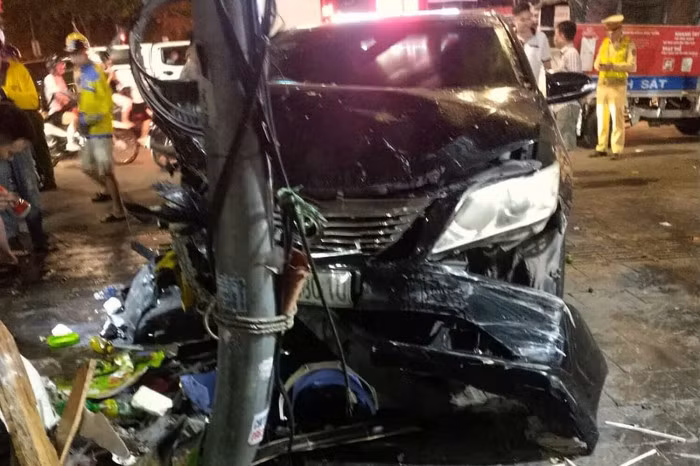 Ô tô lao lên vỉa hè làm 3 người bị thương ở Hà Nội 1