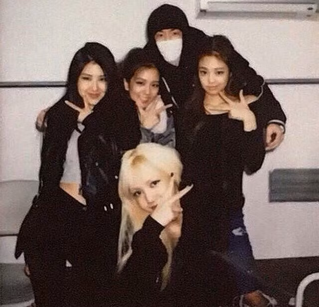 Teddy và 4 thành viên Blackpink. Ảnh: YG