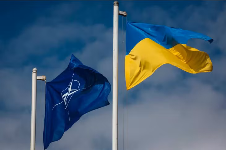 Cờ của liên minh NATO và Ukraine. Ảnh: Sputnik
