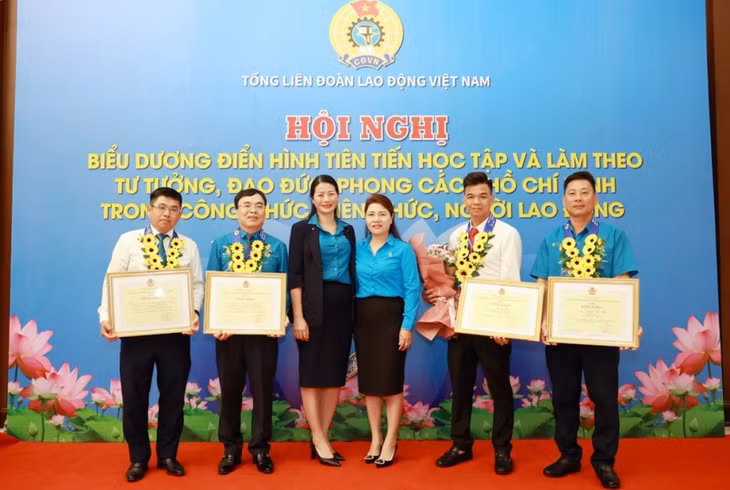 Chủ tịch Công đoàn Công ty TNHH Âu Lạc Quảng Ninh Nguyễn Văn Thái (ngoài cùng, bên phải) được LĐLĐ tỉnh biểu dương điển hình tiên tiến trong học tập và làm theo tư tưởng, đạo đức, phong cách Hồ Chí Minh.