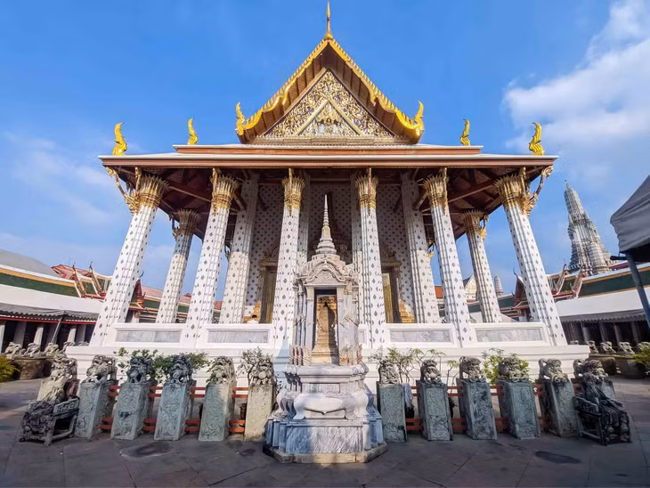 Lúc mặt trời lặn, ánh sáng hoàng hôn chiếu lên các ngọn tháp tạo nên khung cảnh rực rỡ, lung linh. Buổi tối là khoảng thời gian ngôi chùa được thắp sáng huyền ảo. Ảnh: Vương Lộc