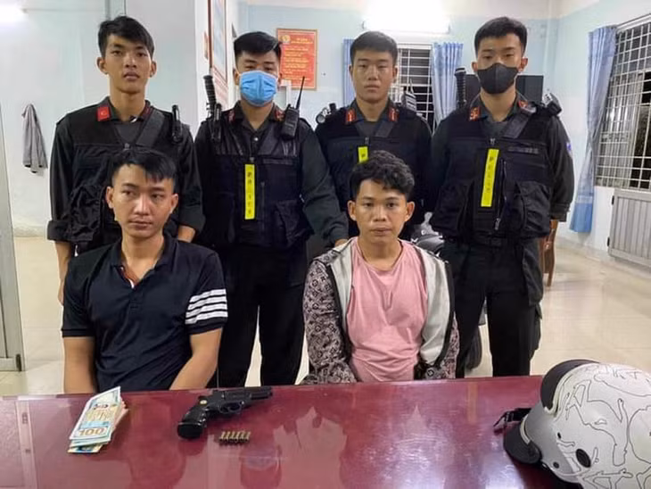 Nguyễn Hữu Tài và Nguyễn Bá Trung được CSCĐ dẫn giải về Công an phường Phủ Hà.