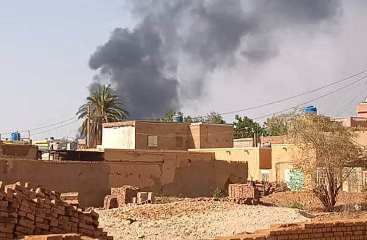 Khói bốc lên sau giao tranh tại khu vực Aljazeera Eslang, phía Bắc Khartoum, Sudan, ngày 3/7/2023. Ảnh: AFP/TTXVN