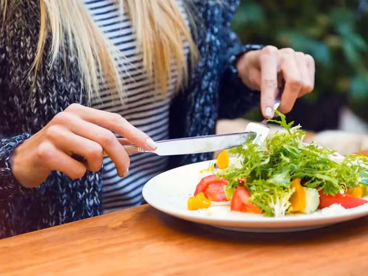 Khi áp dụng keto lười, bạn không cần quá bận tâm đo đếm lượng calo hấp thụ mỗi ngày. Ảnh: Insider