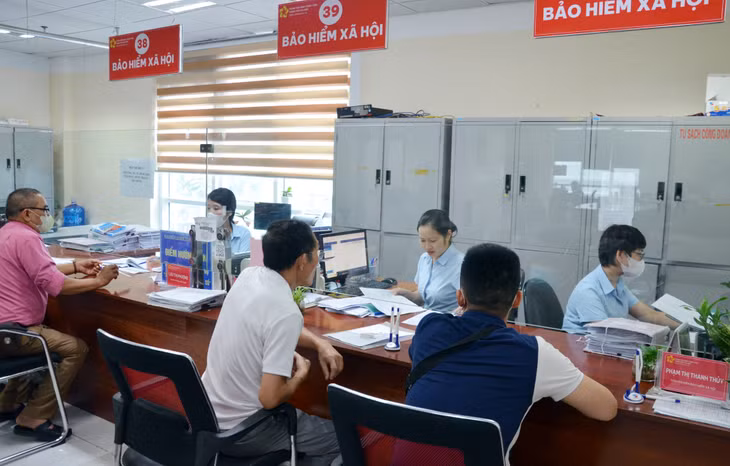 Người dân đến giải quyết các thủ tục liên quan đến BHXH, BHYT tại Trung tâm Hành chính công TP Hạ Long.