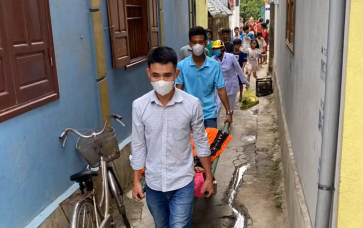 Công an xã Minh Lộc dùng cáng đưa sản phụ đi cấp cứu. Ảnh CTV