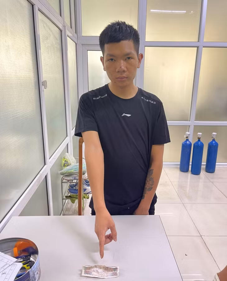 Nguyễn Hồng Đức cùng vật chứng thu giữ. Ảnh: Công An Quảng Ninh