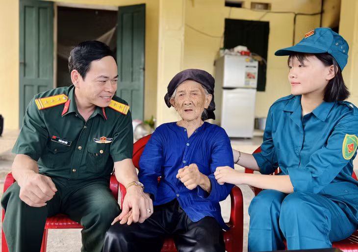Ban CHQS TP Uông Bí thăm Mẹ VNAH Hoàng Thị Nghi nhân dịp Tháng 7 tri ân.
