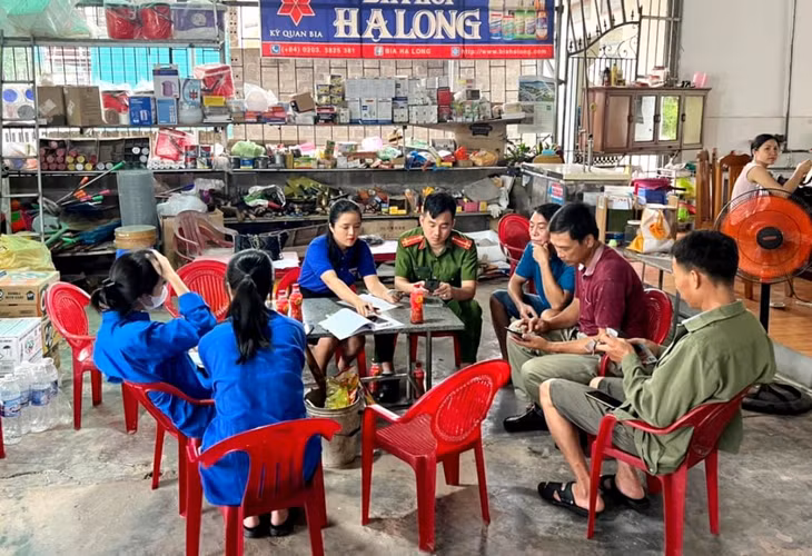 Công an xã Đoàn Kết phối hợp với đoàn viên thanh niên xã hướng dẫn người dân kích hoạt tài khoản định danh điện tử mức 2. Ảnh: CTV