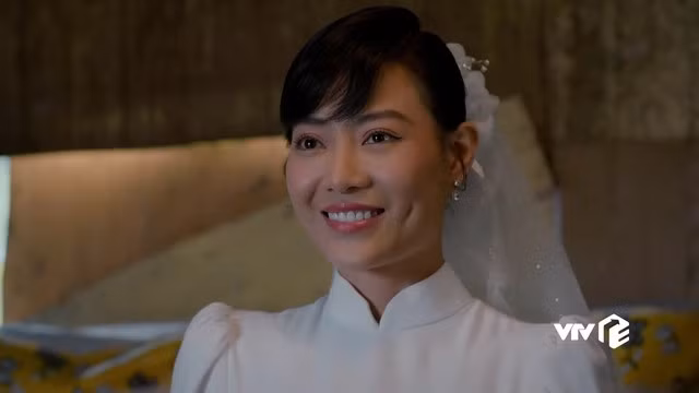 Thanh Hương mặc đồ cô dâu trong phim. Ảnh: NSX.