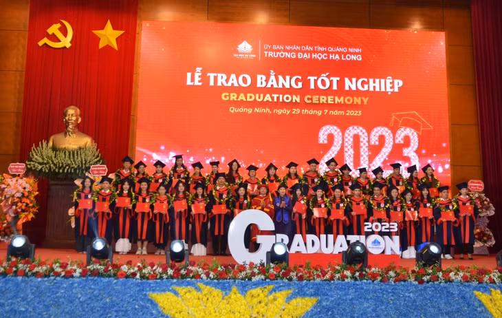 Đồng chí Nguyễn Thị Thu Hà, Phó Trưởng Đoàn ĐBQH tỉnh và Tiến sĩ Nguyễn Đức Tiệp, Hiệu trưởng Trường ĐH Hạ Long, trao bằng cho các sinh viên hệ đại học xếp loại xuất sắc, giỏi.
