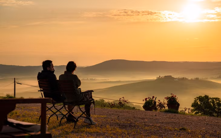 "Tuscany có nhịp sống chậm và yên bình, là nơi nếu bạn đang tìm kiếm một kỳ nghỉ đáng nhớ thì không nên bỏ qua. Hãy sẵn sàng để khám phá những thảm cỏ xanh mượt và cánh đồng lúa mì đầy ma mị", Thái cho hay.