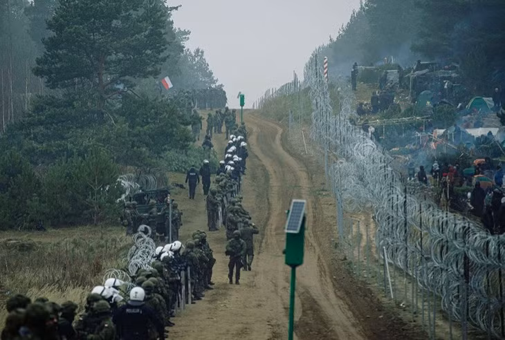 Binh lính và cảnh sát Ba Lan canh gác tại biên giới Ba Lan - Belarus gần Kuznica, Ba Lan, hồi tháng 11/2021. Ảnh: Reuters
