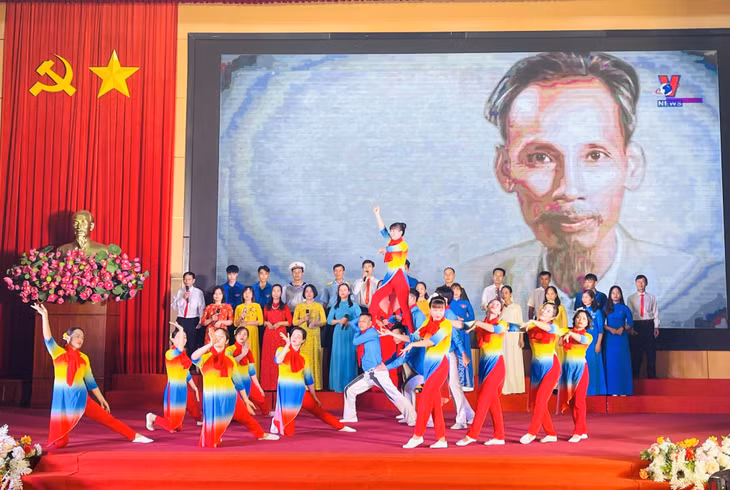 Liên hoan với các tiết mục ca ngợi Đảng, Bác Hồ, ca ngợi tình yêu quê hương, đất nước.