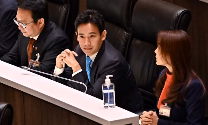 Lãnh đạo đảng Move Forward Pita Limjaroenrat (giữa) tại quốc hội ngày 19/7. Ảnh: AFP