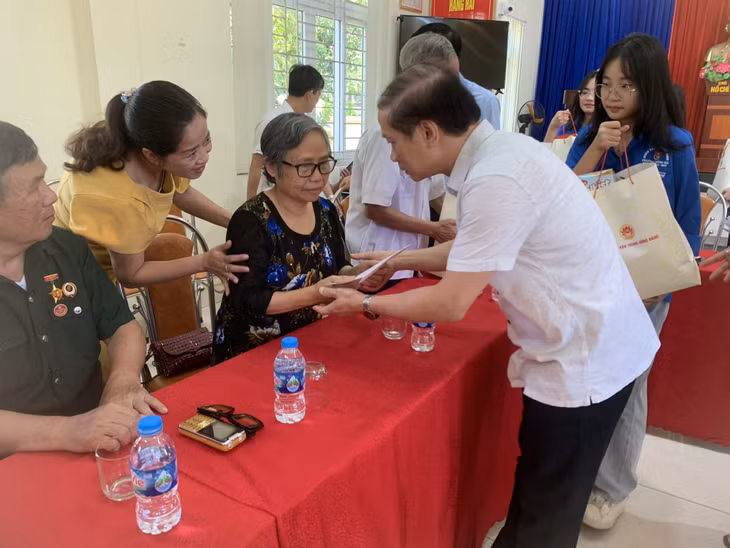 Đồng chí Phạm Tất Thắng, Ủy viên Ban Chấp hành Trung ương Đảng, Phó Trưởng Ban Thường trực Ban Dân vận Trung ương tặng quà bà Vũ Thị Mây, vợ liệt sĩ, trú tại phường Hồng Hà, TP Hạ Long.