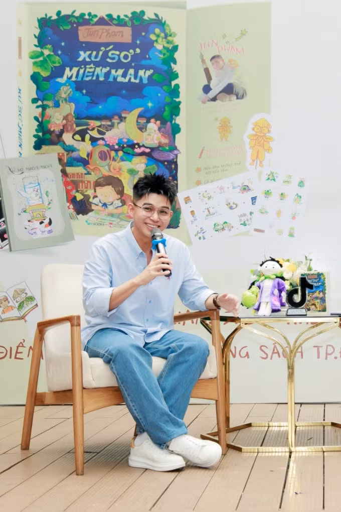 Jun Phạm giao lưu cùng độc giả ở TP HCM. Ảnh: Nhân vật cung cấp