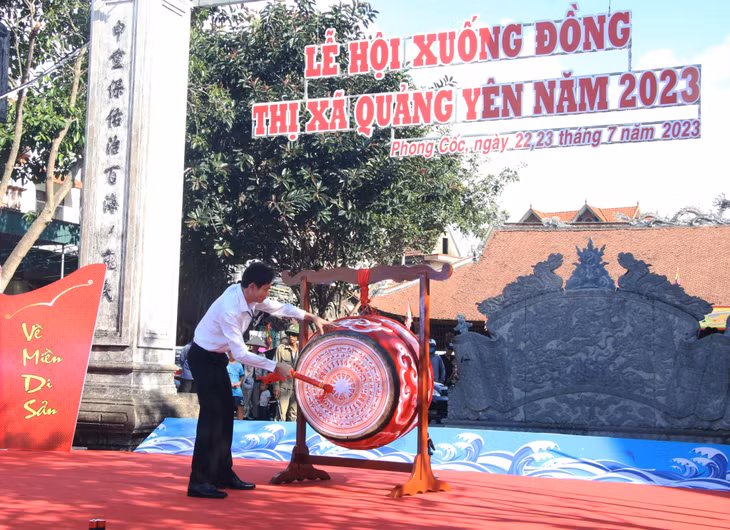 Bí thư Thị ủy Quảng Yên Hồ Văn Vịnh gióng trống khai hội Xuống đồng năm 2023.