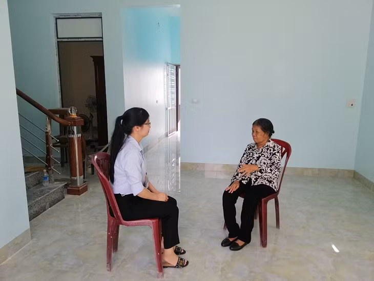 Cán bộ phường Quang Hanh thăm gia đình bà Đỗ Thị Phương (khu 10A) trong ngôi nhà mới được thành phố hỗ trợ xây dựng. Ảnh: Cao Quỳnh