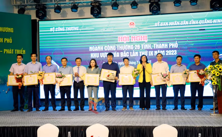 Thừa ủy quyền của Bộ trưởng Bộ Công Thương, đồng chí Cao Tường Huy, Quyền Chủ tịch UBND tỉnh và đồng chí Phan Thị Thắng, Thứ trưởng Bộ Công Thương, trao tặng Bằng khen của Bộ Công Thương cho các tập thể, cá nhân có thành tích xuất sắc.