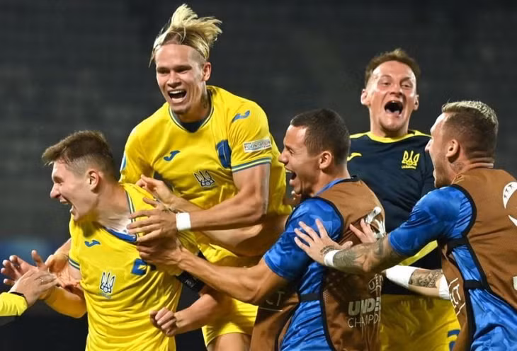 Mudryk tỏa sáng giúp Ukraine lần đầu vào tứ kết U21 EURO sau 18 năm chờ đợi.