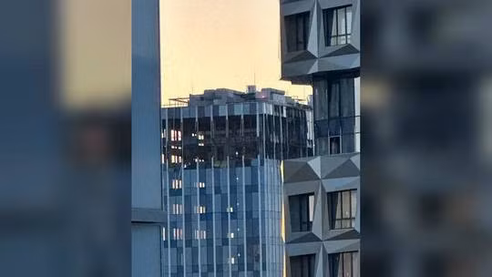 Một tòa nhà đang xây dựng đã bị hư hỏng trong cuộc tấn công bằng máy bay không người lái ở Moskva, sáng ngày 24/7. Ảnh: Telegram