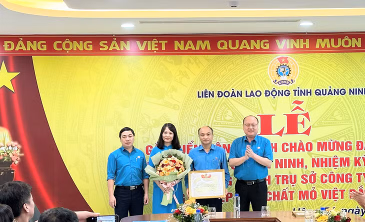 ... và tặng bằng khen cho Công đoàn Công ty đã có thành tích xuất sắc trong phong trào thi đua chào mừng Đại hội Công đoàn Quảng Ninh lần thứ XIV.