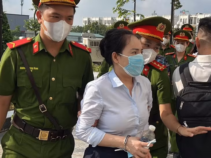 Bị cáo Hoàng Diệu Mơ, Tổng Giám đốc Công ty An Bình được dẫn giải đến tòa án.