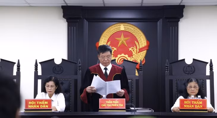 Hội đồng xét xử tuyên án.
