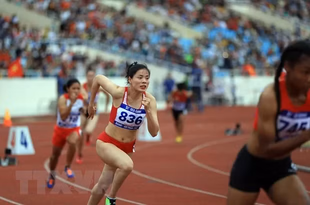 Nguyễn Thị Huyền cùng đồng đội tạo kỳ tích khi giành HCV 4x400m tại giải vô địch châu Á 2023.Ảnh: TTXVN