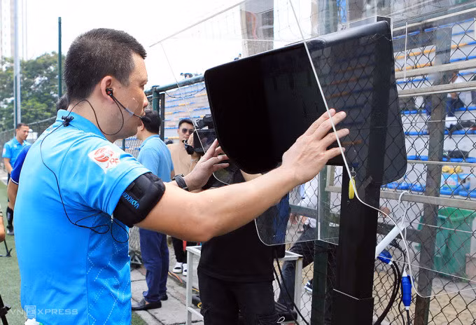 Trọng tài Hoàng Ngọc Hà sử dụng VAR khi tập huấn tại VFF hồi tháng 6. Ảnh: Lâm Thoả