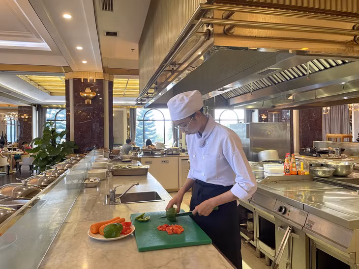 Vũ Thị Phượng, lớp đại học Quản trị Nhà hàng và dịch vụ ăn uống K2B, Trường Đại học Hạ Long, vừa tốt nghiệp năm 2023 và đã được Khu nghỉ dưỡng Vinpearl Resort &amp; Spa Hạ Long nhận vào làm việc.