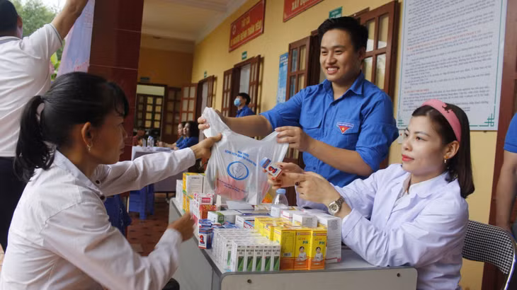 Đoàn Thanh niên Bệnh viện Sản Nhi Quảng Ninh phối hợp với Trung tâm Y tế huyện Tiên Yên khám bệnh, tư vấn, cấp phát thuốc miễn phí cho người dân xã Phong Dụ, tháng 6/2023.