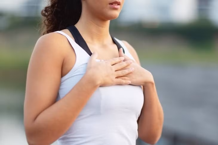Cơn đau có vẻ như bắt nguồn từ ngực, sau đó lan dần ra ngoài có thể cảnh báo bạn gặp bất ổn ở tim. Ảnh: Medical News Today.