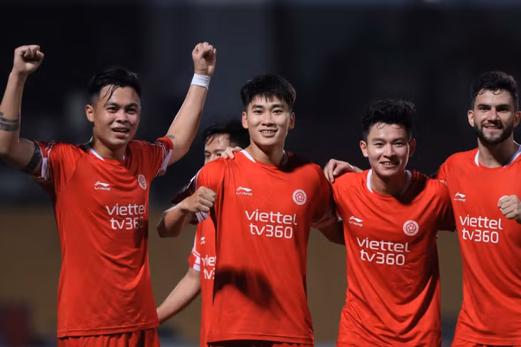 Đội chủ nhà chứng minh sức mạnh của một ứng viên vô địch với chiến thắng 2-0.