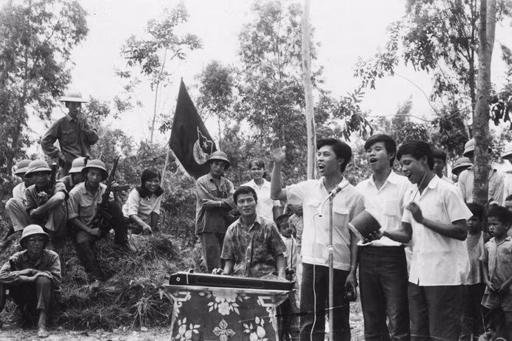 Tiếng hát át chiến tranh (Bức ảnh chụp đoàn văn công xung kích của thanh niên Quảng Ninh đang biểu diễn tại Pò Hèn. Ảnh tư liệu)