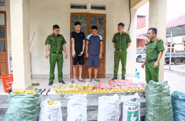 Đối tượng Hải (áo đen) và Hảo cùng số đạn chì tự sản xuất.