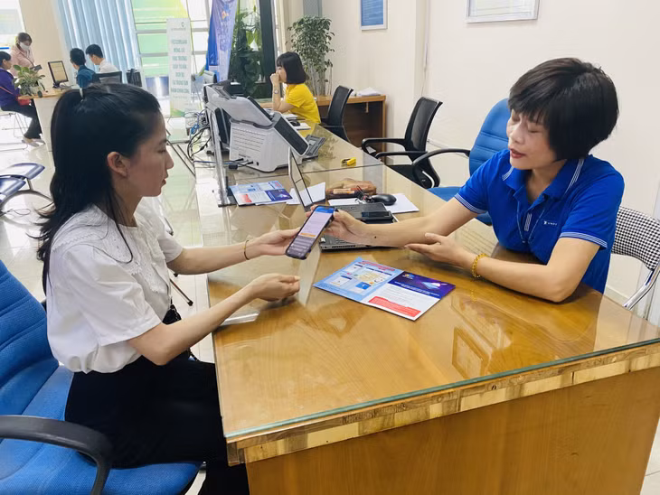 Nhân viên VNPT hướng dẫn và tạo chữ ký điện tử cho người dân tại Trung tâm Hành chính công TP Móng Cái.