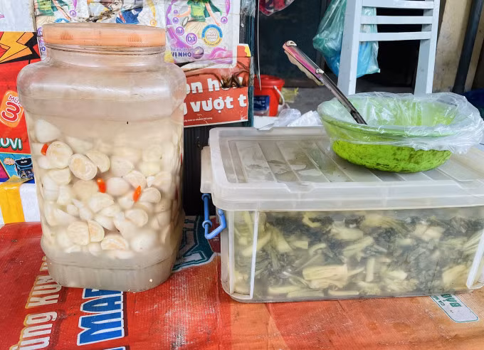 Khá phổ biến các gia đình đang dụng bình và xô chậu nhựa muối dưa cà, ngâm sấu. Ảnh: Bảo Nhiên