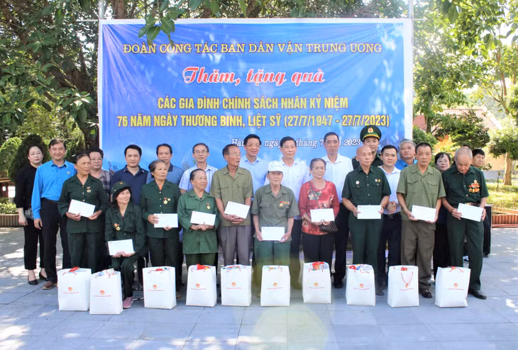 Đoàn công tác Ban Dân vận Trung ương trao tặng 10 suất quà cho 10 gia đình chính sách, thương, bệnh binh và cựu TNXP trên địa bàn TP Móng Cái