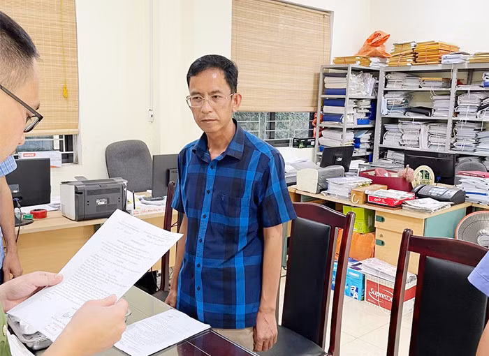 Tống đạt Quyết định khởi tố bị can đối với Nông Văn Cán.